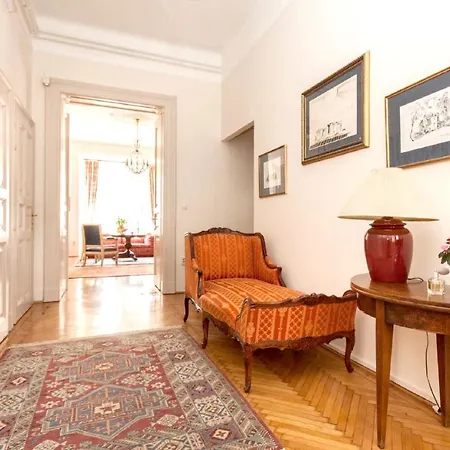 Appartamento Spacious In Centre With Fireplace *
