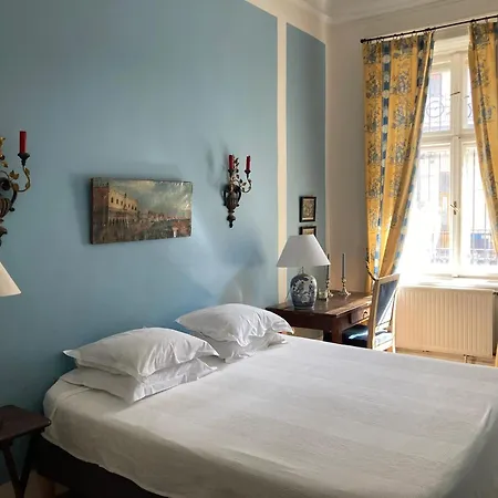 Spacious In Centre With Fireplace Budapeste