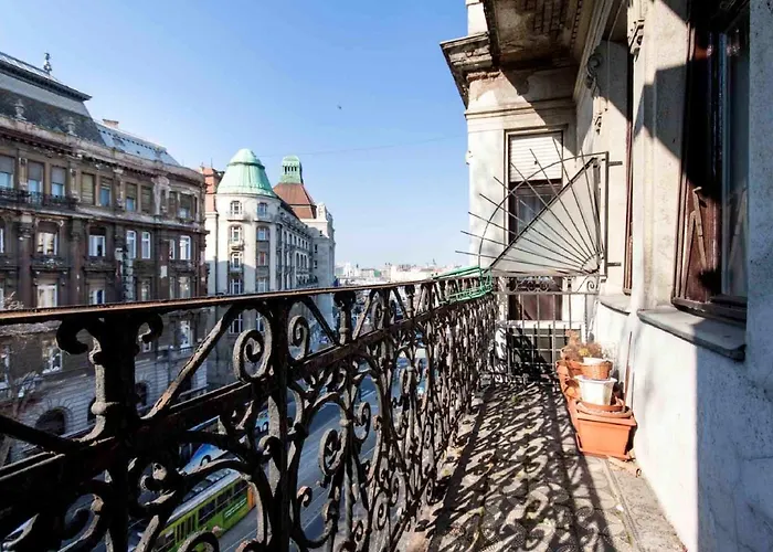 Spacious In Centre With Fireplace Budapest