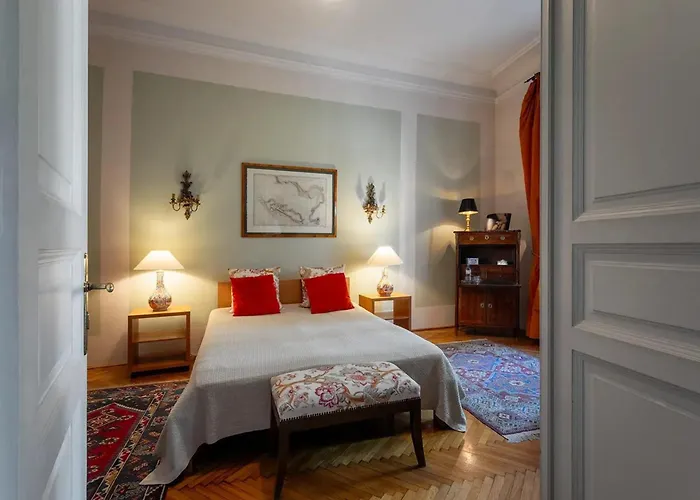 Spacious In Centre With Fireplace *