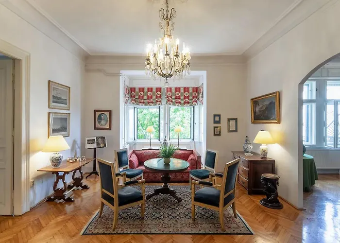 Spacious In Centre With Fireplace Budapesta