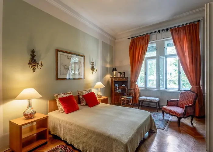 Spacious In Centre With Fireplace Apartament