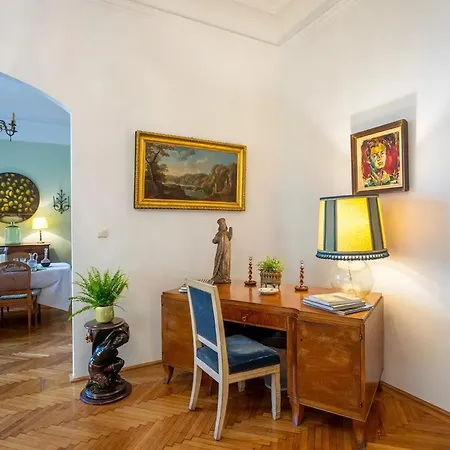 Spacious In Centre With Fireplace Apartament Budapesta