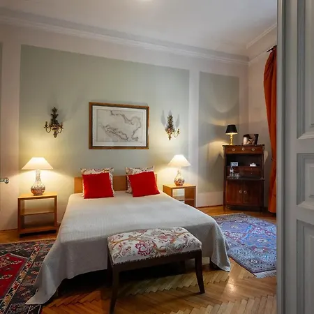 Spacious In Centre With Fireplace *