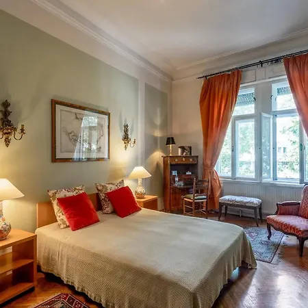 Spacious In Centre With Fireplace Lägenhet