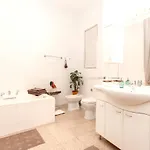 Апартаменты Spacious In Centre With Fireplace *