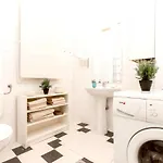Апартаменты Spacious In Centre With Fireplace *
