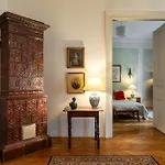 Апартаменты Spacious In Centre With Fireplace *